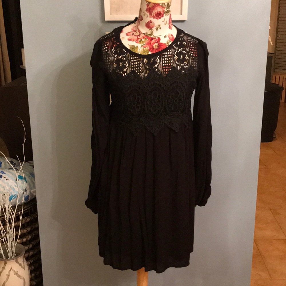 Black lace keyhole sleeve dress